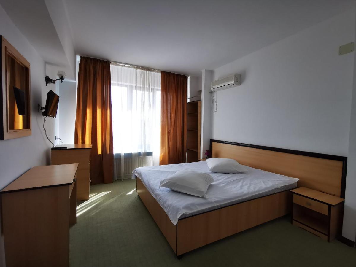 Hotel Unirea ฟอคชานิ ภายนอก รูปภาพ