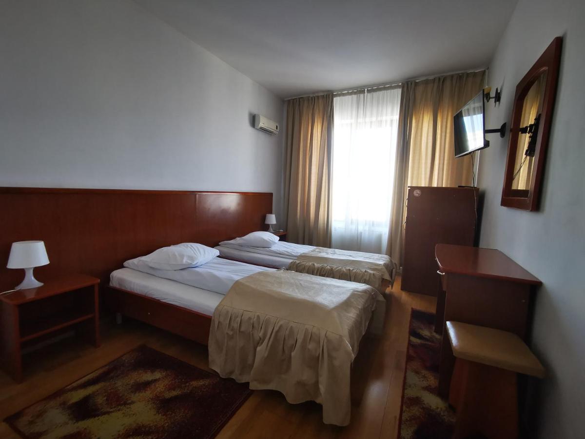 Hotel Unirea ฟอคชานิ ภายนอก รูปภาพ