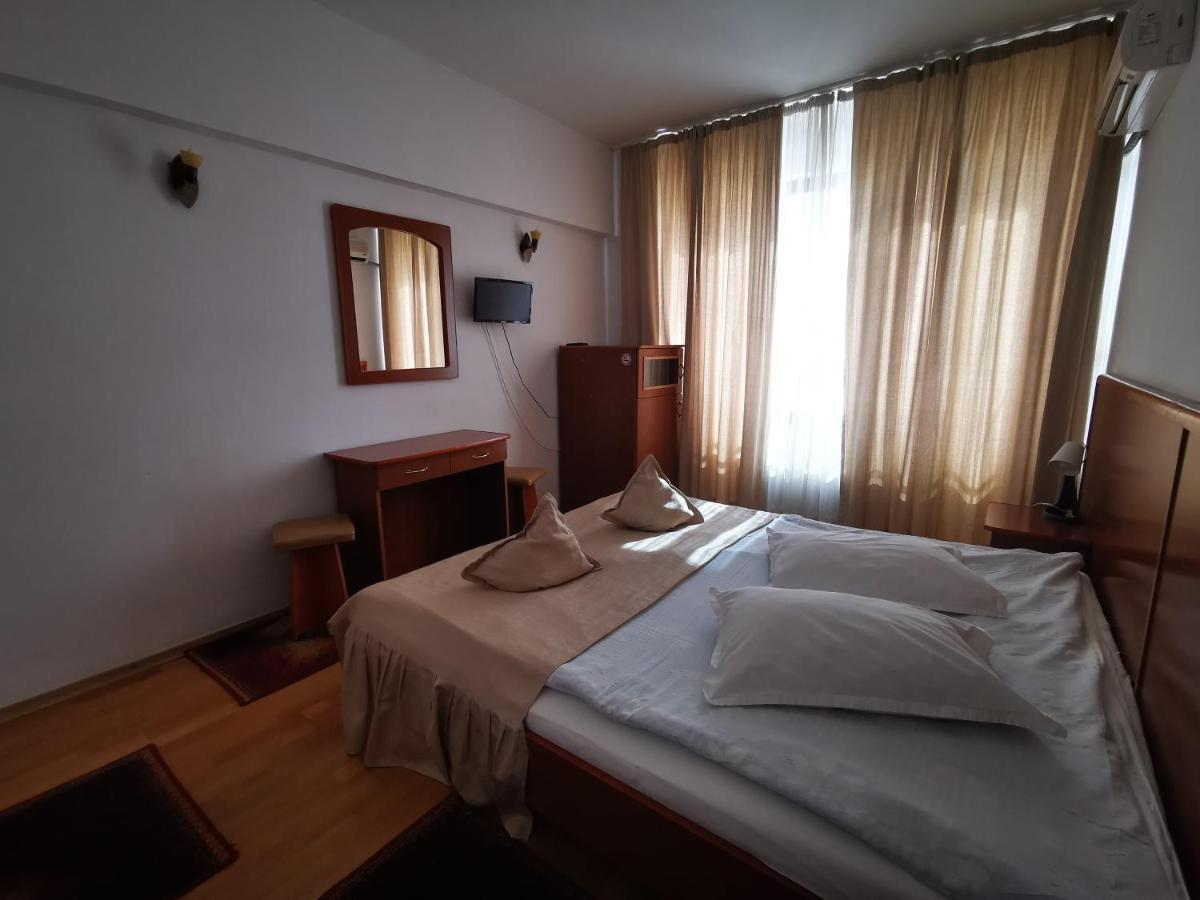 Hotel Unirea ฟอคชานิ ภายนอก รูปภาพ