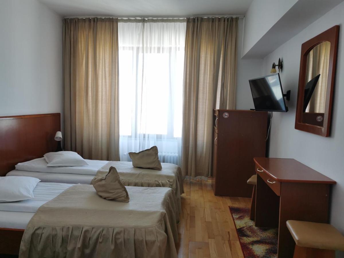 Hotel Unirea ฟอคชานิ ภายนอก รูปภาพ